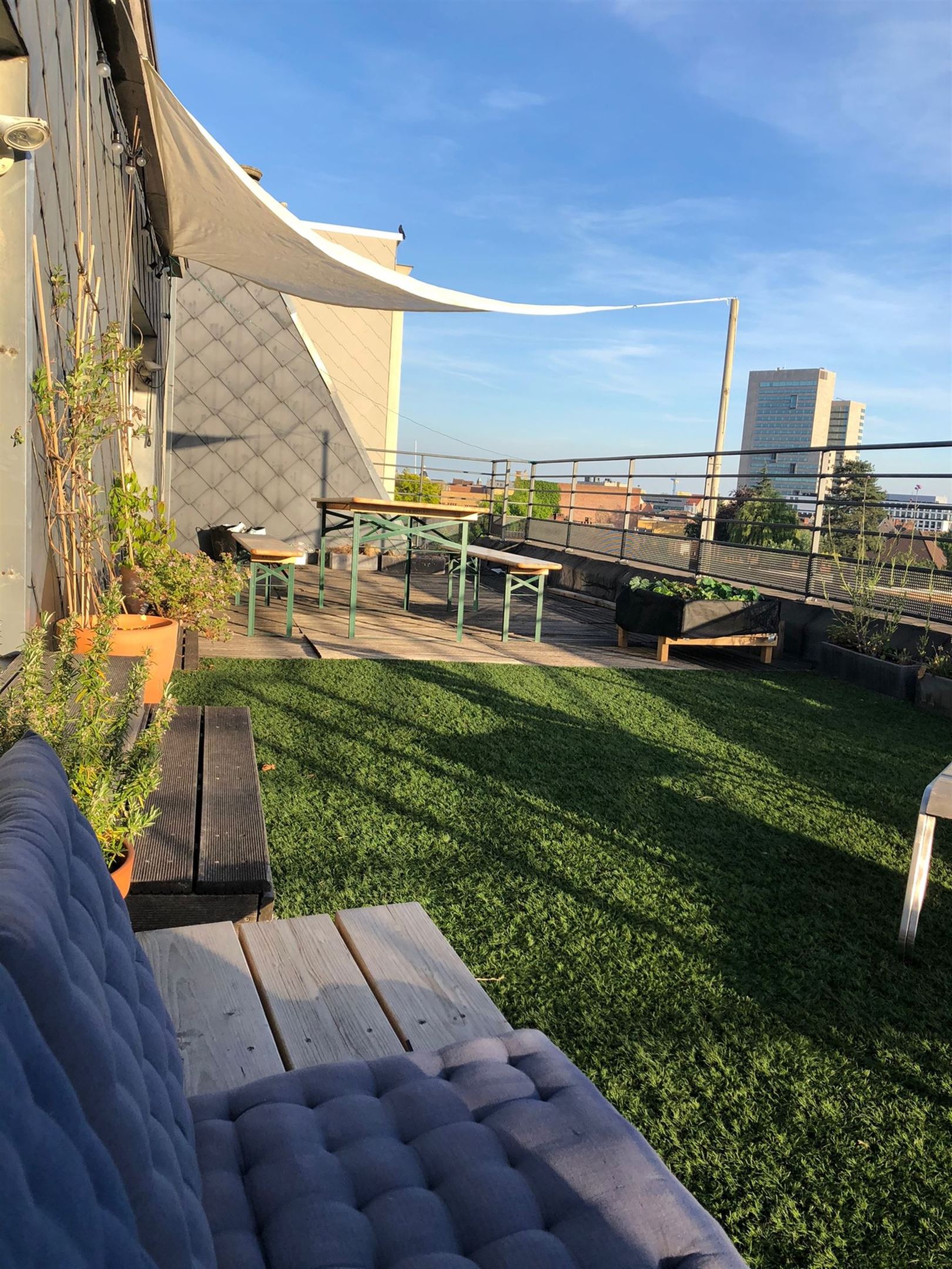 Prachtig dakappartement met 2 slaapkamers en heel groot terras. - foto 1