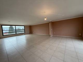 In hartje centrum, op een absolute toplocatie, bevindt zich deze prachtige penthouse.Via de inkomhal betreedt men de lichtrijke en ruime woonkamer...