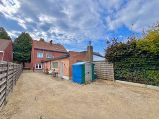 Op een rustige en groene ligging in Doornzele bevindt zich deze verzorgde halfopen bebouwing met 3 slaapkamers, een nette keuken &amp; badkamer en een volwaardige zolderverdieping. De woning ligt centraal, met onder meer een school op wandelafstand, en combineert een aangename woonomgeving met een praktische bereikbaarheid (parkgebied vooraan).<br />De woning staat op een onderhoudsvriendelijk perceel van 290m² en werd doorheen de jaren subliem onderhouden en op verschillende vlakken opgefrist. Dankzij de mooie bewoonbare oppervlakte en praktische indeling is dit een interessante gezinswoning met een stevige basis, waar nieuwe eigenaars verder hun eigen accenten kunnen leggen.<br />Op het gelijkvloers vinden we een aangename leefruimte met houtkachel, een nette keuken en aansluitend een ruime bijkeuken/wasplaats. De badkamer werd in 2021 vernieuwd en ook de elektriciteit is conform gekeurd in 2025, wat alvast een belangrijke investering uitspaart.<br /><br />Op de verdieping bevinden zich 3 slaapkamers. Daarnaast beschikt de woning over een volwaardige zolderverdieping, die bijkomende mogelijkheden biedt en waar eventueel een vaste trap naartoe kan worden voorzien.De tuin biedt voldoende ruimte om aangenaam van het buitenleven te genieten zonder veel onderhoud en achteraan bevindt zich een ruime dubbele carport (2016)<br /><br />De woning heeft momenteel een EPC-label F en valt bijgevolg onder de renovatieverplichting. Vooral de huidige elektrische accumulatieverwarming weegt door in de energiescore. Het moderniseren van het verwarmingssysteem kan dan ook een belangrijke stap zijn richting een betere energieprestatie.<br /><br />Indeling: inkomhal met apart toilet, leefruimte met eet- en zithoek, nette keuken, badkamer met douche &amp; toilet, praktisch bijkeuken/berging/wasplaats en de onderhoudsvriendelijke tuin met dubbele carport. <br />1ste verdieping: nachthal en 3 slaapkamers<br />+ de volwaardige opbergzolder (mogelijkheden). <br /><br />Een verzorgde gezinswoning op een rustige, groene locatie met heel wat potentieel ! <br />Meer info of een bezoek? Bel WIJSvastgoed op +32 9 395 80 10 !