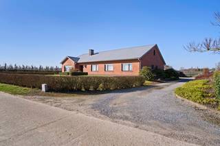 <strong>Kortenaken: woning met magazijn en boomgaard te koop op een landelijke ligging</strong><br /><br />Deze vrijstaande, ruime en veelzijdige woning, idyllisch gelegen tussen de velden in het rustige en groene Kortenaken. Hier geniet u van de perfecte combinatie van landelijke rust en een vlotte bereikbaarheid: op slechts 5 minuten bevindt u zich in het centrum met winkels en alle nodige voorzieningen.<br /><br />De woning zelf biedt en zee aan ruimte en comfort. Met maar liefst 5 volwaardige slaapkamers is er plaats voor het hele gezin. De lichtrijke en ruime living vormt het hart van de woning, ideaal om te ontspannen of gasten te ontvangen. Er is ook een optie tot een tweede badkamer.<br />Buiten vindt u een prachtige boomgaard en magazijn/loods die tal van mogelijkheden biedt voor natuurliefhebbers. <br /><br />Als extra troef is er de mogelijkheid tot het bijkopen van een aangrenzend stuk landbouwgrond van ongeveer 1,5 hectare - ideaal voor wie droomt van extra ruimte, dieren of agrarische activiteiten.<br /><br />Kortom, een unieke eigendom voor wie ruim en landelijk wil wonen, zonder in te boeten op bereikbaarheid en comfort.<br /><br /><strong>Indeling:<br />- Gelijkvloers:</strong> Inkomhal, toilet, nachthal, living, keuken, wasplaats, garage, koele berging, slaapkamer, slaapkamer, slaapkamer, badkamer, badkamer, slaapkamer, slaapkamer, <br /><strong>- Eerste verdieping:</strong> Zolder<br /><br /><strong>Troeven:</strong><br />- Optie om mee te kopen: landbouwgrond van 1,5 hectare (prijs op aanvraag)<br />- Landelijke ligging maar toch vlotte verbinding met winkels en voorzieningen<br />- Woning en magazijn vergund<br /><br />Bent u op zoek naar een charmante woning met veel ruimte en grond? Plan vandaag nog uw bezoek in en ontdek deze topper in Kortenaken.<br /><br />​​​​​​<strong>JOUW DROOMWONING. ZO GEVONDEN!</strong>