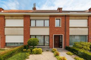 <h3><span>Te renoveren rijwoning met garage en uitbreidingsmogelijkheden op toplocatie te Kontich</span></h3><p><span>Bent u op zoek naar een renovatieproject dat u volledig naar eigen smaak kan afwerken? Dan is deze rijwoning aan het Nakkersgoed 24 te Kontich een unieke opportuniteit.</span></p><p><span>Gelegen in een rustige en gegeerde woonwijk biedt deze woning een uitstekende basis voor wie zijn droomwoning wil realiseren. <br />Bovendien beschikt de woning over een gezellig tuintje én een aparte garagebox, gelegen om de hoek in de Helenaveldstraat.</span></p><p><span>Een extra troef is de ruime zolderverdieping, die tal van mogelijkheden biedt. <br />Hier kan u bijvoorbeeld </span><span>twee volwaardige slaapkamers</span><span> creëren of kiezen voor </span><span>één royale master bedroom met een extra badkamer</span><span> (onder voorbehoud van de nodige vergunningen en technische haalbaarheid).</span></p><h3><span>Troeven</span></h3><p><span>Topligging in een rustige woonwijk<br />Totaal te renoveren naar eigen smaak<br />Gezellig tuintje<br />Aparte garagebox in de Helenaveldstraat<br />Ruime zolder met mogelijkheid tot 2 extra slaapkamers of een master bedroom met extra badkamer<br />Veel renovatie- en uitbreidingspotentieel<br />Vlotte verbinding naar Antwerpen, winkels, scholen en openbaar vervoer</span></p><p><span> </span></p><p><span> </span></p><p><span>Renovatieplicht van toepassing.</span></p><p><span> </span></p><p><span>Gratis schatting van uw eigendom? Aarzel niet om ons te contacteren.</span></p><p><span> </span></p><p><span> </span></p><p><span>Jens Urbain</span></p><p><span><span>Jens@home4you.be</span></span></p><p><span>+32 467 013 655</span></p><p><span>7/7 bereikbaar</span></p><p><span>BIV 516 742</span></p>