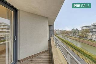 Wonen op een toplocatie in Gent, waar het bruisende stadsleven en rust aan het water samenkomen? Dit ruime appartement te koop in residentie Ensor (bouwjaar 2001) biedt het beste van twee werelden. Gelegen tussen de historische Bijlokesite en de vernieuwde stationsbuurt Gent-Sint-Pieters, geniet u hier van een uitzonderlijk vlotte bereikbaarheid én bevindt u zich op wandelafstand van het stadscentrum.De lichtrijke leefruimte valt direct op door de grote raampartijen met een rustgevend uitzicht op het water. Aansluitend vindt u de uitgeruste keuken met een praktische berging voor extra opslag. Met drie volwaardige slaapkamers en twee badkamers biedt dit appartement optimaal comfort voor gezinnen of wie een ruim thuiskantoor wenst. Het terras vormt de ideale plek om te ontspannen aan de waterkant.Troeven: - Top Locatie!- Ruim appartement - EPC A- Zicht op het water Op zoek naar een ruim appartement met EPC A? Contacteer ons voor een bezoek ter plaatse. De eigendom wordt aangeboden via de Pre-sale formule. Van 19/02/2026 om 16:00 tot 21/02/2026 om 18:00 kan u de woning op afspraak komen bezichtigen en een bod uitbrengen. De vermelde prijs is een instelprijs. Voor meer info, gelieve contact op te nemen met de dossierverantwoordelijke.