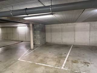 Deze autostaanplaats (P15) is bereikbaar via de Antwerpsesteenweg of de Zuid-Australiëlaan, nabij het station van Lier. <br /><br />De inrit beschikt over een elektrische poort. Deze kan open door middel van een afstandsbediening. <br /><br />Heeft u interesse deze autostaanplaats? Contacteer ons gerust voor meer informatie via 03 337 50 70 of info@vbvastgoed.be.