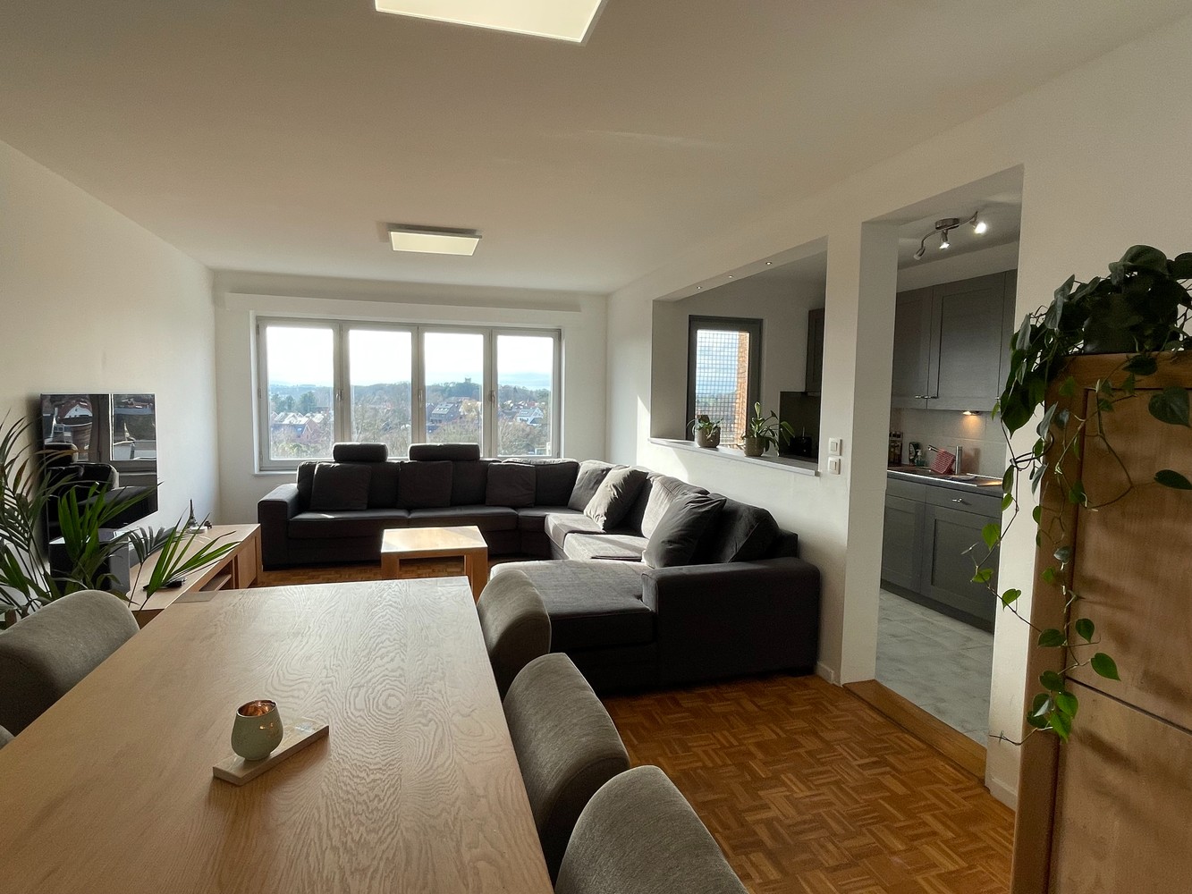 Instapklaar appartement met twee slaapkamers, garagebox en prachtig uitzicht - foto 2