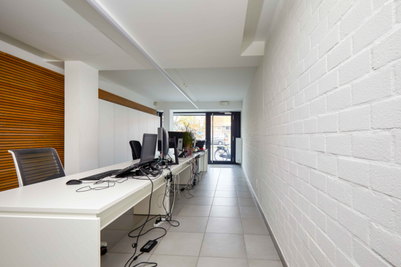 Roeselare-stadsrand : Trendy kantoorruimte van100-125m² in een recent gebouw met mogelijkheid tot huren van autostaanplaatsen. - foto 3