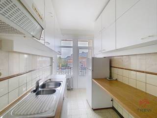 UCCLE – Close to Wolvendael Park and all amenities (public transport and shops), a lovely one-bedroom flat of approx. 64m² on the first floor of...