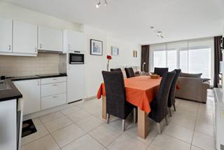 Droomt u van een ruim appartement of tweede verblijf in het bruisende Middelkerke met het strand, winkels, restaurants en het Silt op enkele meters? Zoek niet verder!<br /><br />Het appartement is gelegen op de 4de en 5de verdieping en werd ingedeeld als volgt:<br />Op de vierde verdieping vinden we de inkomhal, de trap naar de vijfde verdieping, bergruimte, ruime slaapkamer, een grote badkmer met twee wastafels en ligbad en een apart toilet. Doorgaans vinden we op het vijfde verdiep de gang, lichrijke woonkamer, ruime slaapkamer, aangrenzende badkamer met douche, wastafel en een tweede toilet. Op dit verdiep bevinden zich ook nog 2 prachtige dakterrassen zowel aan de voorkaant als de achterkant die een ganse dag zon bieden. Tot slot beschikt dit appartement over een privatieve keldeberging en een gemeenschappelijke fietsenberging.<br /><br />Enkele troeven:<br />2 ruime terrassen<br />2 badkamers<br />Centrale ligging<br />Conform Logiesdecreet<br />Interesse? Aarzel niet ons te contacteren!