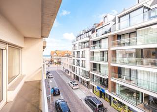 <p>Ruim, te renoveren appartement van 80 m ² te koop op de derde verdieping van residentie Zoetelande gelegen te Franslaan 35, 8620 Nieuwpoort.<br /><br />Genietend van een uiterst centrale ligging in het levendige Nieuwpoort-Bad: vlakbij zee, het commercieel centrum en het openbaar vervoer. Vanop het balkon kan u genieten van een zijdelings zeezicht. Dankzij de royale oppervlaktes en de ruime slaapkamers is dit pand geschikt voor vaste woonst en ruim, tweede verblijf. <br /><br />Het appartement werd als volgt ingedeeld: ruime inkomhal | leefruimte met eetplaats uitgevend op balkon met zijdelings zeezicht | afzonderlijke keuken uitgevend op datzelfde balkon | aanpalende berging | twee volwaardige slaapkamers waarvan één uitgevend op balkon aan de achterzijde | badkamer voorzien van ligbad en lavabo | afzonderlijk toilet. <br /><br />Bent u op zoek naar een ruim appartement met enorm potentieel in hartje Nieuwpoort-Bad? Aarzel dan niet en contacteer ons voor een afspraak ter plaatse!</p>