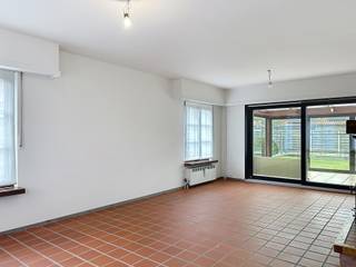 Deze lichtrijke, netjes onderhouden en handig ingedeelde open bebouwing met 3-4 slaapkamers bevindt zich in een uiterst rustige en...