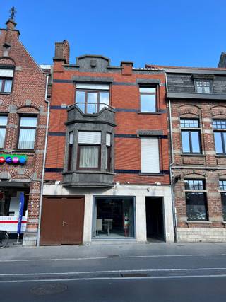 In het stadskern Ieper, nabij de Menenpoort gelegen vindt u dit investerings- , handelseigendom. Opp: 115m².<br /><br />Heden ingericht als volgt:<br /><br />Gelijkvloers handelsruimte(92m²) met droge kelder, zijdelingse uitweg. Sanitair en achterliggend koertje.<br /><br />De 1ste verdieping is ingericht als studio (57m²) met keuken, badkamer en veranda. Dakterras mogelijk.<br /><br />Tweede verdieping bestaat uit een ruim duplex 1 slaapkamer appartement (59m²) en nog vrije beschikbare zolder. Ook hier dakterras mogelijk.<br /><br />Gescheiden nutsvoorzieningen.<br /><br />Geschikt voor diverse doeleinden.