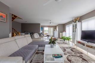 Welkom in dit <strong>indrukwekkende hoek-/ duplexappartement</strong>, waar wonen synoniem staat voor genieten. Dankzij de royale oppervlaktes, de slimme indeling en de overvloed aan natuurlijk licht langs drie gevels, voelt dit appartement aan als een woning. <br /><br />Op de <strong>derde en vierde verdieping van Residentie II Honfleur</strong> (bouwjaar 2004) vinden we dit pareltje terug. Je komt binnen via een <strong>inkomhal, met apart toilet</strong>, die meteen toegang biedt tot de gigantische <strong>leef- en eetruimte</strong>. Met zijn enorme oppervlakte van 75 m² en de vele riante raampartijen zijn ruimtegevoel en licht hier de sleutelwoorden. Het is een plek voor zalige diners, gezellige avonden en pure ontspanning. De <strong>halfopen, praktische keuken</strong> sluit naadloos aan en maakt het geheel compleet. Daarnaast geniet je van <strong>twee terrassen</strong> van respectievelijk 21 m² en 6 m², ideaal georiënteerd naar het noorden en het zuiden. Zo kan je op elk moment van de dag genieten van de zon of er juist de verkoeling opzoeken.<br /><br />De bovenverdieping verrast met <strong>drie comfortabele slaapkamers</strong> (22, 18 en 16 m²), een <strong>badkamer met ligbad en douche</strong>, en een <strong>handige wasberging</strong>. Alles wat je nodig hebt is hier aanwezig - met ruimte in overvloed voor het hele gezin.<br /><br />Een <strong>garagebox</strong> dient ook aangekocht te worden voor €25.000.<br /><br />Dit duplexappartement combineert het ruimtelijk gevoel van een huis met de praktische voordelen van een appartement. Een unieke plek waar je je meteen thuis voelt.<br /><br />Kom het zelf ontdekken en neem contact op via laurens@claves.be of op 0476 21 35 46.