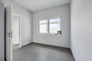 In de rustige Boomgaardstraat, met vlotte verbindingen richting Antwerpen en de groene Scheldedijken, ontdek je deze instapklare halfopen woning met een bewoonbare oppervlakte van 180 m².<br />De woning werd grondig en stijlvol gerenoveerd met oog voor comfort én duurzaamheid: vloerverwarming op het gelijkvloers, 17 zonnepanelen, een volledig vernieuwd dak met de nodige isolatie, en elektriciteit conform. De voorgevel werd strak afgewerkt in crepi, wat het geheel een moderne uitstraling geeft.<br />Binnenin tref je op het gelijkvloers een flexibele kamer (slaapkamer of bureau), een wasruimte, apart toilet, een lichtrijke leefruimte met open keuken en zicht op het terras met groene grasmat (18 m²). Via een servitudeweg is er bovendien handige toegang voor afval en fietsen.<br />De eerste verdieping biedt 2 slaapkamers en een stijlvolle badkamer, terwijl de tweede verdieping verrast met een ruime master bedroom. Overal zijn er PVC-ramen met hoogrendementsbeglazing.<br />Met een EPC-label B (165 kWh/m²) combineert deze woning eigentijdse architectuur met energiezuinig wooncomfort.<br />Benieuwd naar dit unieke renovatieproject? Plan vandaag nog je bezoek en laat je overtuigen!