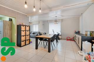 Gezinswoning met tuin en extra bergruimte op gunstige locatie<br /><br />Ontdek deze aangename en goed onderhouden gezinswoning, gelegen op een uiterst gunstige locatie. Dankzij de praktische indeling en het aangename wooncomfort is dit de ideale thuis voor wie ruimte en functionaliteit weet te appreciëren.<br /><br />Via de inkomhal betreedt u de lichtrijke leefruimte, die naadloos overgaat in de functionele keuken. Verder vindt u op het gelijkvloers een badkamer met inloopdouche, lavabomeubel en toilet, een praktische wasplaats én een kelderruimte van ca. 12 m², ideaal als extra berging.<br /><br />Op de eerste verdieping bevinden zich drie volwaardige slaapkamers, evenals een tweede badkamer uitgerust met een bad, lavabomeubel en toilet.<br /><br />Buiten geniet u van een aangename tuin, aangevuld met een handige extra bergruimte, ideaal voor fietsen, tuinmateriaal of extra opslag.<br /><br />EPC: 300 kWh/(m² jaar) LABEL C. <br /><br />Voor meer informatie of een bezoek ter plaatse:<br />📞 014 59 10 20<br />📧 jill@immosp.be<br />Benieuwd naar de waarde van uw eigen woning? Vraag vrijblijvend een gratis verkoopanalyse aan – wij helpen u graag verder!