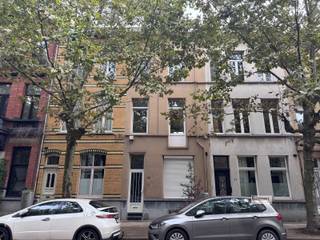 <p><span>Ruim triplex-appartement met vier slaapkamers gelegen nabij park Spoor Noord en het Eilandje.</span></p><p><span> </span></p><p><span>Het appartement is gelegen op de eerste, tweede en derde verdieping en heeft op de tussenverdieping een ruime badkamer.</span></p><p><span>Op de eerste verdieping is er een leefruimte met open keuken.</span></p><p><span>Op de tweede en derde verdieping zijn er telkens twee slaapkamers.</span></p><p><span>Overal dubbel beglazing. Centrale verwarming op gas.</span></p><p><span>Onmiddellijk beschikbaar.</span></p>