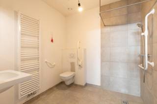 <span><span><strong>Geniet van 6% btw, ook interessant voor investeerders! Informeer naar de voorwaarden.</strong><br /><br />De Bonnefant, Wonen in het midden van de stad en toch omgeven door groen. Een iconisch gebouw op een centrale en culturele locatie waar er ruimte is voor luxe, een onvergetelijke woonervaring of zorgeloos wonen in een assistentiewoning. <br /><br />Tussen de gebouwen van De Bonnefant is een <strong>groene doorsteek</strong> gecreëerd die de Demerstraat rechtstreeks verbindt met het begijnhof. Gezellig vertoeven in één van de twee gemeenschappelijke binnentuinen of liever een barbecue met de buren? Bovendien hebben de terrassen geïntegreerde plantenbakken die zijn uitgerust met een automatisch beregeningssysteem. Een extra groene beleving is verzekerd.<br /><br />Het bestaande RTT-gebouw is volledig gerenoveerd met het behoud van de Hasseltse authenticiteit en verder uitgebreid met energiezuinige nieuwbouw. Parkeren in het centrum is geen evidentie maar toekomstige bewoners van De Bonnefant kunnen parkeren in de ruime ondergrondse parkeerplaats. Je kan ook je fiets kwijt in de fietsenstalling. <br /><br /></span></span>
<p><strong>ASSISTENTIEWONINGEN<br /></strong>Centraal gelegen of rust en persoonlijk comfort? In deze assistentiewoningen hoef je niet te kiezen. 1 of 2 slaapkamers, compact maar alle moderne comfort. Wonen zonder zorgen! Geniet van een uitgebreid pakket aan services en diensten van <strong>erkende zorgpartner</strong> <strong>Begralim</strong>. Zo staat er dag en nacht een <strong>hulpverlener</strong> klaar via een oproepsysteem en kan je een keer per week terecht bij de <strong>woningassistent</strong> voor al je zorgen. Je krijgt bovendien voorrang om te verhuizen naar het Hasseltse woon-en zorgcentrum Sint-Elisabeth. En dit alles voor een<strong> lage vaste dagprijs</strong><strong> van 3€</strong>.</p>
<p><strong>Investeren zonder zorgen</strong></p>
<p>Als investeerder hoef je je geen zorgen te maken over de uitbating van de assistentiewoningen. Die gebeurt door Begralim, een gekende naam in Hasselt. Indien gewenst, neemt Begralim de verhuring voor haar rekening. Later zelf nood aan een assistentiewoning? Dan ben jij natuurlijk verzekerd van een comfortabele assistentiewoning in De Bonnefant.</p>
<p>GENIET NU VAN <strong>6% btw</strong> (onder voorwaarden)</p>
<p>Enkele voordelen op een rijtje:<br />-slechts 12% btw op constructiewaarde (of *6% indien u als koper in aanmerking komt) <br />-vrijgesteld van onroerende voorheffing<br />-onmiddellijk bewoonbaar<br />-verhuur en dienstverlening via Begralim (https://begralim.be/)<br /><br /></p>
<span><strong>ASSISTENTIEWONING A3 AS 02</strong> - verdiep 3<br />- bewoonbare oppervlakte: 63,70 m²<br />- oppervlakte terras: 12,85 m²<br />- leefruimte met open keuken<br />- terras met zicht op de gezellige verkeersvrije Bonnefantensteeg<br />- slaapkamer met ensuite-badkamer<br />- berging<br /><br />Vermelde prijs is exclusief ondergrondse parkeerplaats en exclusief registratie, btw en notariskosten.<br /><br />Alle assistentiewoningen werden intussen volledig afgewerkt en zijn <strong>onmiddellijk bewoonbaar. </strong>Wij ontzorgen je ook voor <strong>de verkoop </strong>van je <strong>huidige woning</strong>! Voor meer uitleg helpen we je graag verder.<strong><br /></strong><br /></span>