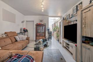 Deze instapklare tussenwoning is ideaal als gezinswoning of als interessante investering. De woning werd in 2016 grondig gerenoveerd en beschikt over drie slaapkamers, een onderhoudsvriendelijke tuin en een ruim bijgebouw. Dankzij de praktische indeling en gunstige ligging is dit een mooie opportuniteit.<br /><br /><strong>Ligging</strong>: De woning is rustig gelegen net buiten het centrum van Roeselare. In de nabije omgeving vindt u onder andere een bakkerij, slagerij, broodjeszaak, het station en een bushalte. Daarnaast is er een vlotte verbinding met de Ring van Roeselare en de E403 richting Kortrijk en Brugge.<br /><br /><strong>Indeling van de woning:</strong>
<ul>
<li><u>Gelijkvloers</u>: U komt binnen via de inkomhal, die toegang biedt tot de aangename woonkamer. Aansluitend bevindt zich de open keuken. Verder beschikt het gelijkvloers over een apart toilet en een praktische wasplaats.</li>
<li><u>Eerste verdieping</u>: Op de eerste verdieping bevinden zich drie volwaardige slaapkamers en de badkamer.</li>
<li><u>Buitenruimte</u>: De woning beschikt over een volledig omheinde tuin op een perceel van 139 m². Daarnaast is er een buitenberging en een ruim bijgebouw, dat perfect kan dienen als extra bergruimte, hobbyruimte of opslagplaats.</li>
</ul>
De woning werd in 2016 volledig gestript en gerenoveerd, waarbij onder andere de ramen, het dak, de elektriciteit, het sanitair en het interieur werden aangepakt. Verder beschikt de woning over dubbele beglazing, conform gekeurde elektriciteit, centrale verwarming op aardgas, 10 zonnepanelen en dakisolatie.<br /><br /><strong>Troeven:</strong>
<ul>
<li>Drie volwaardige slaapkamers.</li>
<li>Volledig omheinde tuin van 139 m².</li>
<li>Ruim bijgebouw met diverse mogelijkheden.</li>
<li>Conform gekeurde elektriciteit.</li>
<li>Momenteel is de woning verhuurd en de huurder wenst te blijven. Ideaal als je op zoek bent naar onmiddellijk, rendabele investering.</li>
<li>Gunstige ligging nabij het centrum van Roeselare.</li>
<li>Zonnepanelen aanwezig.</li>
</ul>
<strong>Interesse?</strong> Contacteer ons kantoor voor meer informatie of plan een vrijblijvend bezoek via 051/201.400 of info@dicasa.be.