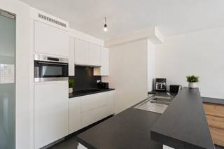 <br />Dit moderne duplex bevindt zich op de bovenste verdieping van een recente en kleinschalige residentie (met lift), midden in het centrum van Torhout. Winkels, horeca, openbaar vervoer en andere dagelijkse voorzieningen bevinden zich allemaal op korte wandelafstand.<br /><br />Troeven: <br />- Duplex appartement <br />- Ruime bewoonbare oppervlakte <br />- Twee terrassen <br />- Centrum Torhout <br /><br />De eerste verdieping is bijzonder aangenaam dankzij de grote raampartijen die voor een overvloed aan natuurlijk licht zorgen. De open leefruimte vormt één mooi geheel met de volledig uitgeruste keuken en biedt rechtstreeks toegang tot het zonnige terras aan de voorzijde. Op dezelfde verdieping vinden we een een slaapkamer, een verzorgde badkamer met ligbad en dubbele wastafel en een afzonderlijk toilet.<br /><br />De bovenste verdieping bevindt zich een royale slaapkamer, de kamer kan perfect worden ingericht als slaapkamer met dressing en bureauruimte.<br /><br />Verder beschikt de duplex over een handige was-/bergruimte en een tweede zonnig terras aan de achterzijde. Dankzij de twee terrassen kan je op verschillende momenten van de dag van de buitenruimte genieten.<br /><br />Voor meer info: contacteer Eva via 0475 69 38 22 of via eva@vicusvastgoed.be