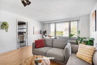 Découvrez cet appartement clé en main et économe en énergie (étiquette PEB B), situé au troisième étage de la Kerkhofstraat 2 bus 302 à Walem (Malines). Avec ses trois chambres, sa terrasse et son inspection électrique conforme, cet appartement offre une expérience de vie sans soucis pour ceux qui recherchent confort, espace et emplacement central.<br /><br />La pièce de vie lumineuse est le cœur de l'appartement et donne sur une terrasse agréable et la cuisine. Les trois chambres offrent suffisamment d'espace pour une famille, le télétravail ou les loisirs. Bien sûr, il y a aussi une salle de bain équipée d'une douche, d'un lavabo et de toilettes. En sous-sol, il y a une cave privative et une place de parking privative. La place de parking peut être achetée en supplément pour 20 000 €.<br /><br />Atouts en un coup d'œil :<br />Clé en main et bien entretenu<br />Économe en énergie (étiquette PEB B)<br />Inspection électrique conforme<br />3 chambres<br />Terrasse agréable<br />Place de parking souterraine disponible (20 000 €)<br /><br />Emplacement<br />Walem est une commune calme et verdoyante de Malines, stratégiquement située entre Anvers et Bruxelles. Grâce aux liaisons faciles via l'E19, les transports en commun et d'excellentes pistes cyclables, c'est une base idéale pour les navetteurs. Dans les environs, vous trouverez des magasins, des écoles, des sentiers de randonnée et de vélo, ainsi que des possibilités de détente dans la nature, comme le domaine naturel de Roosendael.<br /><br />En bref, cet appartement allie confort, économie d'énergie et emplacement de choix - un choix idéal pour ceux qui veulent vivre sans soucis près de tout ce qui est important.<br /><br />Vous souhaitez découvrir cet appartement ?<br />Contactez Gino Haeck<br />0491/10.27.33<br />gino@mondovastgoed.be