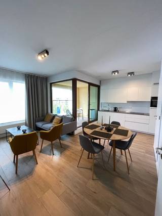 Instapklaar 1-slaapkamerappartement met inpandig terras op de 5e verdieping.<br /><br />Dit frisse en moderne appartement op de 5e verdieping biedt comfortabel wonen met alle hedendaagse voorzieningen. De lichte leefruimte geniet van veel natuurlijk daglicht en sluit naadloos aan op de volledig ingerichte, moderne keuken.<br />Het appartement beschikt over een ruime slaapkamer, een praktische berging met plaats voor wasmachine en droogkast, en een moderne badkamer met douche. Genieten kan op het inpandige terras, ideaal als extra leefruimte in alle seizoenen.<br /><br />Daarnaast is er een fietsenstalling en een privatieve kelderberging aanwezig.<br /><br />Perfect voor wie op zoek is naar een comfortabel en energiezuinig appartement op een gunstige locatie. Ideaal voor expats.<br /><br /> 1250/maand (+80 provisie)<br /><br />Wil u een bezoek inplannen? Chiara@jurimmo.be of 03 369 23 36