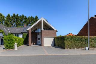 Welkom op de Frans Kusterslaan 10 in Rekem. Deze charmante woning heeft heel wat te bieden waaronder een aangename woonomgeving, drie slaapkamers, een gezellig overdekt terras én nog zoveel meer! <br /><br /><strong>Residentiële ligging</strong><br />Dankzij de ligging in het geliefde Rekem geniet u hier van een aangename woonomgeving met vlotte verbindingen naar naastliggende gemeentes (Lanaken centrum, Maasmechelen, Zutendaal, etc.) en de Nederlandse grens. Daarnaast bevindt de woning zich op korte afstand van lokale winkels, scholen, horeca en dagdagelijkse voorzieningen. Bovendien zijn er tal van wandel- en fietsmogelijkheden in de directe omgeving. Kortom, de ideale thuisbasis voor wie op zoek is naar een strategisch gelegen woning zonder te moeten inboeten op rust en natuur.<br /><br /><strong>Opbouw en indeling</strong><br />De woning werd gebouwd in 1978 en bestaat uit drie bouwlagen, waaronder de kelderverdieping, het gelijkvloerse en de eerste verdieping. <br /><br />Bij het betreden van de woning komt u terecht in de ruime inkomhal van waaruit u toegang heeft tot de inpandige garage met automatische poort, drie ruime tot comfortabele slaapkamers en de badkamer. De badkamer is momenteel uitgerust met een ligbad, douche en lavabo. <br /><br />Via de vaste trap in de inkomhal bereikt u de eerste verdieping, waar u terecht komt in de gezellige leefruimte waar het aangenaam vertoeven is.<br />De leefruimte wordt onderverdeeld in een aparte zithoek met open haard, een eethoek en open keuken.<br /><br />De keuken is praktisch ingericht en voorzien van de nodige toestellen waaronder een inductiekookplaat, combi-oven, vaatwasser, koelkast en diepvries. Comfort gegarandeerd. <br /><br />Vanuit de keuken heeft u rechtstreeks toegang tot het overdekte terras aan de voorzijde van het gebouw, een aangename plek om buiten te genieten.<br /><br />Tot slot is de woning gedeeltelijk onderkelderd en opgedeeld in verschillende kelderruimtes. Hier bevindt zich onder andere de aansluiting voor de wasmachine en droogkast. Deze ruimtes bieden heel wat extra mogelijkheden voor opslag en praktisch gebruik.<br /><br />Naast de inpandige garage beschikt de woning over een beklinkerde oprit met plaats voor twee extra wagens, wat zorgt voor extra comfort en parkeermogelijkheden.<br /><br /><strong>Buitenruimte en extra perceel bouwgrond</strong><br />De buitenruimte van deze woning biedt enkele interessante mogelijkheden, die we graag wat verder toelichten.<br /><br />De woning is gelegen op een perceel met een oppervlakte van 2a 97ca. Op de foto's wordt dit perceel aangeduid met een oranje kader.<br />Het naastgelegen perceel, eveneens met een oppervlakte van 2a 97ca, wordt momenteel door de eigenaars als tuin gebruikt. Dit perceel betreft bouwgrond en behoort niet standaard tot het aangeboden eigendom.<br /><br />Voor dit naastgelegen perceel zijn er verschillende mogelijkheden:
<ul>
	<li><strong>Aankoop: </strong>het perceel kan samen met de woning worden aangekocht. De vraagprijs is beschikbaar op aanvraag.</li>
	<li><strong>Verder gebruik als tuin:</strong> indien gewenst kan het perceel als tuin gebruikt blijven worden, mits betaling van een jaarlijkse vergoeding aan de eigenaar. Dit voor een te bepalen periode.</li>
	<li><strong>Geen bijkomend gebruik of aankoop: </strong>uiteraard kan de woning ook zonder het naastgelegen perceel worden aangekocht.</li>
</ul>
Bij de bijlagen/downloads vindt u een duidelijk overzicht van de perceelsgrenzen. Zo ziet u precies welk gedeelte van de buitenruimte tot de woning behoort en waar de grens met het naastgelegen perceel zich bevindt.<br /><br />Heeft u hierover nog vragen of wenst u meer informatie over de verschillende mogelijkheden? Neem gerust telefonisch of per e-mail contact op met ons kantoor.<br /><br /><strong>Waarom deze woning uw aandacht verdient</strong>

<ul>
	<li>Charmante woning gelegen in het gezellige Rekem</li>
	<li>3 slaapkamers</li>
	<li>Gezellige woonkamer met open haard</li>
	<li>Overdekt terras aan de voorzijde </li>
	<li>Kelder met verschillende ruimtes</li>
	<li>Diverse mogelijkheden m.b.t. het naastgelegen perceel</li>
</ul>
<br />Interesse in deze woning in Rekem? Neem contact met ons op via het nummer <span><strong>+32 (0)89 23 44 22</strong></span> of mail naar<strong><span> info@immoverslegers.be</span></strong>!