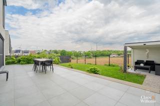 Welkom in deze moderne, recente woning (2021), ideaal gelegen in een doodlopende residentiële wijk te Halle. Je wordt verwelkomd in de inkomhal,...