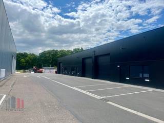 Nieuwbouw <strong>kmo-unit van 225 m² </strong>met <strong>3 privatieve parkeerplaatsen</strong> te huur, gelegen op de Genkersteenweg 311, 3500 Hasselt. Deze moderne en instapklare unit biedt tal van voorzieningen die perfect inspelen op de noden van ondernemers.<br /><br />De unit is uitgerust met energiezuinige LED-verlichting, een sectionale poort met afzonderlijke toegangsdeur, brandbeveiliging en een lichtstraat die zorgt voor natuurlijk daglicht. Daarnaast is er een kantoorblokje met kitchenette en een sanitaire blok aanwezig. De unit is combineerbaar met aangrenzende ruimtes, wat flexibiliteit biedt voor wie op zoek is naar uitbreiding. Dankzij de gunstige ligging in Hasselt is dit een uitstekende locatie voor wie op zoek is naar een functionele en kwalitatieve bedrijfsruimte.<br /><br />Contacteer <strong>PANORAMA B2B</strong> voor bijkomende (technische) inlichtingen of een vrijblijvend plaatsbezoek <strong>0474 17 17 15</strong>.