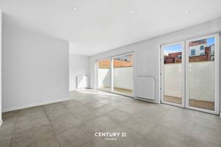 <span><strong>**Gerenoveerde appartementen Stadscentrum Mechelen**<br /><br /></strong><span>Middenin de historisch binnenstad, namelijk in de Lange Schipstraat, bieden we met veel plezier deze appartementen aan! Dit gebouw werd recent volledig gerenoveerd en omvat een combinatie van 1 en 2 slaapkamer appartementen. Naar indeling toe kan je een inkomhal met apart toilet vinden. Een open leefruimte met ingerichte keuken en dit grenzende aan het terras. Ook de badkamer met dubbele lavabo en douche is volledig geïnstalleerd en ingericht. Verder is er een berging met aansluiting voor wasmachine en ook op de kelderverdieping is elk appartement voorzien van een berging. Bijkomend bieden wij 3 autostaanplaatsen te koop aan dewelke exclusief de vraagprijs aangekocht kunnen worden aan 30.000,- EUR/ st.<br /><br /></span><span><strong>Je kan dit project vinden op www.connect-immo.be ! <br />Meer informatie of een bezoek ter plaatse? Met plezier! Contacteer onze vastgoedmakelaar Ilse: office@connect-immo.be of 016 229 228.<br /><br /></strong><span>App 0001: 295.000€ met een EPC-score B<br />App 0101: 270.000€ met een EPC-score C<br />App 0102: 305.000€ met een EPC-score B<br />App 0201: 280.000€ met een EPC-score B<br />App 0202: 315.000€ met een EPC-score B</span></span></span>