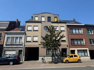 Dakappartement met 1 slaapkamer in centrum Walem. Het appartement bevindt zich op derde verdieping en omvat een woonkamer met open keuken, aparte slaapkamer en badkamer met ligbad.