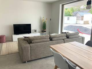 Mooi gelijkvloers appartement met een ruime leefruimte met open keuken en aansluitende berging, 2 slaapkamers aan de voorzijde, badkamer met douche...