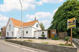 <h3><span>🏠 Ontdek je nieuwe thuis tijdens het weekend van de <strong>OPENKIJKDAGEN</strong>!<br />📅 <strong>Zaterdag 21 maart </strong><strong>⏰</strong><strong> 10u tot 11u30</strong><br />📌 <strong>Vrij toegankelijk – GEEN afspraak nodig</strong><br />📞 Wil je eerder al een kijkje nemen? Bel ons op ☎️ <strong>055 30 92 90</strong></span></h3>
<br /><strong>CHARMANTE , BETAALBARE WONING</strong> met lichtrijke leefruimtes en <strong>PRIVATE PARKEERPLAATS</strong> aan het <strong>DORPSPLEIN VAN SINT-GORIKS-OUDENHOVE</strong>. Deze woning onderging reeds in <strong>2021</strong> enkele renovatiewerken, zo is het voorzien van dubbe<strong>LE BEGLAZING, NIEUWE CONDESATIEKETEL EN DAKISOLATIE</strong>. Bij het binnenkomen wordt u verwelkomd in de gezellige woonkamer, die naadloos overgaat in de <strong>INGERICHTE KEUKEN</strong>. Verder vindt u op het gelijkvloers een <strong>MODERNE BADKAMER</strong> en handige wasplaats/berging. Op de eerste verdieping bevinden zich <strong>DRIE SLAAPKAMERS, EXTRA OPEN BUREAURUIMTE</strong> en tweede toilet met bergruimte. De <strong>ZUIDGERICHTE BUITENRUIMTE MET TUINBERGING</strong> vormt een heerlijk verlengstuk van de leefruimte en leidt rechtstreeks naar de private parkeerplaats, wat zorgt voor extra comfort. Gelegen in een <strong>RUSTIGE STRAAT AAN HET PITTORESKE DORPSPLEIN</strong> van deze deelgemeente van Zottegem, geniet u hier van het beste van twee werelden: <strong>LANDELIJKE CHARME EN EEN VLOTTE BEREIKBAARHEID.</strong><br /><br />Adres: Kruiswaterplein 19 te Sint-Goriks-Oudenhove (Zottegem)<br /><br />G-score en P-score A, Geen renovatieverplichting van toepassing