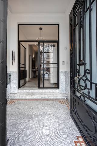 <strong>Luxueus wonen op ’t Zuid</strong><br /><br />Deze instapklare herenwoning is gelegen in het hart van ’t Zuid, één van de meest geliefde en levendige buurten van de stad. Cultuur, gastronomie en beleving bevinden zich hier op wandelafstand, met onder meer het KMSKA en tal van trendy restaurants in de onmiddellijke omgeving.<br /><br /><span>Authentiek karakter &amp; hedendaags comfort</span><br />De woning werd volledig gerenoveerd met uitzonderlijke finesse, waarbij de authentieke elementen zorgvuldig behouden bleven. De statige, gerestaureerde gevel, verfijnde mouluren en hoge plafonds vormen een harmonieus geheel met modern design en hedendaags wooncomfort.<br /><br /><span>Gelijkvloers en tuin</span><br />Via de royale inkomhal met opbergmogelijkheden betreedt u het gelijkvloers. Hier bevinden zich de ruime leefruimte, eetkamer en een hoogwaardig uitgeruste keuken met directe toegang tot een aangename stadstuin. Grote raampartijen zorgen voor een overvloed aan natuurlijk licht. De moderne gashaard, geïntegreerd in het keukenmeubilair, creëert een warme en gezellige sfeer.<br /><br /><span>Eerste verdieping</span> <br />De volledige eerste verdieping is ingericht als masterverdieping. Deze omvat een royale slaapkamer met dressing en een luxueus afgewerkte badkamer met inloopdouche, ligbad en een op maat gemaakte wastafel.<br /><br /><span>Tweede &amp; derde verdieping</span><br />Op de tweede verdieping bevinden zich drie volwaardige slaapkamers die een stijlvolle douchekamer delen. De derde en hoogste verdieping biedt een polyvalente ruimte, perfect als bureau, hobbykamer of extra leefruimte.<br /><br /><span>Buitenruimtes &amp; extra’s</span><br />Op verschillende verdiepingen beschikt de woning over terrassen, een zeldzame troef in de stad. Daarnaast is er een praktische kelder aanwezig, inclusief een stijlvolle wijnkelder.<br /><br />Voor meer info of een afspraak voor een persoonlijke rondleiding contacteer je Amparo, 0478 68 29 86 - amparo@reds.be
