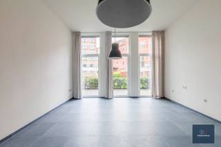 In het stijlvolle woonproject Collegehof bieden we deze assistentiewoning op het gelijkvloers aan, ideaal voor wie op zoek is naar comfort, veiligheid en onafhankelijk wonen in een rustige en aangename omgeving of wie op zoek is naar een investeringsvastgoed. <br /><br />Het appartement combineert een praktische indeling met een vlot toegankelijke ligging, perfect voor bewoners die graag gelijkvloers wonen zonder trappen of liften. Dankzij de doordachte inrichting geniet je van een aangename leefruimte met veel lichtinval, comfortabele slaapkamers en een moderne badkamer, alles afgestemd op zorgeloos wonen.<br /><br />Collegehof staat bekend om zijn kwalitatieve afwerking en de rustige, residentiële sfeer, met aandacht voor zowel privacy als leefcomfort. De assistentiewoning biedt bovendien de zekerheid van ondersteuning en voorzieningen waar nodig, terwijl je toch volledig zelfstandig kan blijven wonen.<br /><br />Gelijkvloers wonen<br />Veilig en comfortabel<br />Rustige ligging binnen een verzorgd woonproject<br />Ideaal voor senioren of als investering<br />Verhuurd voor 992,00 euro/maand <br /><br />Interesse in deze assistentiewoning in Collegehof? Neem gerust contact op voor meer info of een bezoek ter plaatse met sofie@makelaarshuys.be