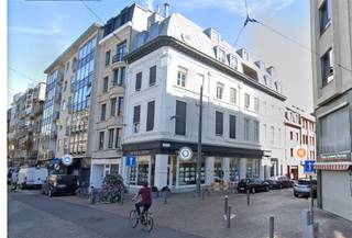 Subliem appartement gelegen op een toplocatie aan St Jorispoort ,Tabakvest nr 122 ,Leopoldstraat midden in het centrum ;Gelegen op de tweede verdieping ruim en licht appartement van 115 m² . Indeling : inkomhal met apart toilet , ruime living voorzien van parketvloer en hoge ramen met en zonnige lichtinval , aparte volledig ingerichte keuken met aansluitend klein terras , kleine slaapkamer met aansluitend badkamer voorzien van douche en lavabo met meubel , grote slaapkamer met aansluitend badkamer met inloopdouche lavabo met meubel
Heel het appartement is afgewerkt met hoogwaardige materialen ,parketvloeren ,hoge ramen ,centrale verwarming bij het appartement is nog een kelder en aparte plaats voor een fiets
OPGELET MAAR BESCHIKBAAR VANAF 1 JANUARI 2026 huurprijs 1250€ + 100€ gemeenschappelijke kosten