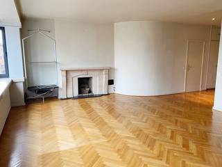 Dit ruim, lichtrijk en in de Leiestraat gelegen appartement (123 m²) vraagt zeker jullie aandacht. Indeling : Een grote inkomhal met gastentoilet (+ handwasser), een grote living met vast parket (30 m²), een ingerichte open keuken, een badkamer (dubbele lavabo, ligbad en inloopdouche), 3 slaapkamers (6, 12 en 13 m²) en een kelder. Het appartement werd voorzien van nieuwe geluidswerende en isolerende aluminium ramen. Het appartement is gelegen op 50 m. van de Grote Markt, Carrefour, een beenhouwerij, een bakkerij en een bushalte. 