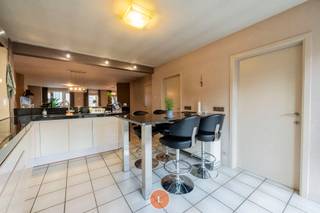 Opbrengsteigendom te koop: verhuurd handelspand met instapklaar zeer ruim duplexappartement.Ideaal investeringspand bestaande uit een handelspand én...