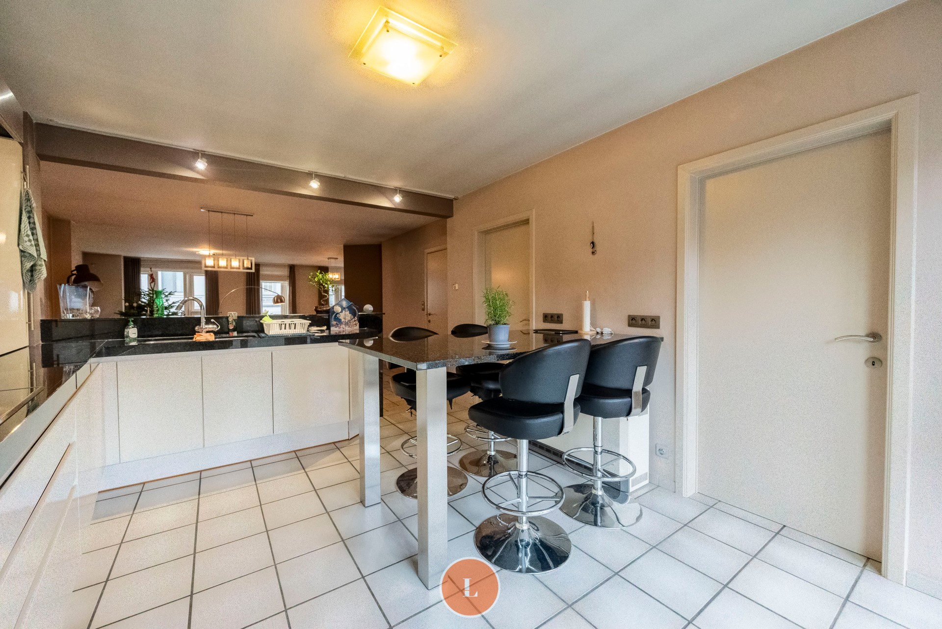 Handelspand met instapklaar zeer ruim duplexappartement. - foto 3