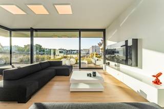 Ontdek dit prachtig afgewerkt appartement in de exclusieve Residentie Senzafine, gelegen langs de Leie in het hart van Kortrijk.<br /><br />Bij het betreden van het appartement komt u binnen in een ruime inkomhal. Aansluitend bevindt zich de lichtrijke leefruimte, afgewerkt met half-massief parket, waar grote raampartijen zorgen voor een open gevoel en een prachtig zicht op de Leie.<br /><br />Vanuit de leefruimte heeft u directe toegang tot het uitzonderlijk ruime terras, een echte troef van het appartement. Hier geniet u in alle rust van het prachtige uitzicht op het water en de omgeving van Kortrijk.<br /><br />De open keuken is volledig uitgerust en heeft een oven, combi-oven, vaatwasser, koelkast, inductiekookplaat en dampkap. De keuken is voorzien van voldoende opbergruimte. Het appartement is bovendien overal voorzien van zonnewering en domotica.<br /><br />De twee volwaardige slaapkamers hebben ingemaakte kasten en elk een badkamer. De eerste badkamer heeft een bad, toilet en lavabo. De tweede badkamer een lavabo en inloopdouche.<br /><br />Er is een optie tot aankoop van een dubbele garagebox of 1/2 staanplaatsen.<br /><br />Troeven:<br />- afwerking met hoogwaardige materialen<br />- uitstekende locatie met prachtig zicht<br />- 2 slaapkamers en 2 badkamers<br />- ruim terras!<br /><br />Interesse in dit appartement? <br />Contacteer Louise voor meer info of een bezoek! Bel +32 496 08 08 00 of mail louise@immo-lys.be<br />
