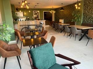 Wonen & werken: handelspand met woning, atelier en tuin
Op een strategische ligging in de Oudenaardsestraat te Geraardsbergen bevindt zich deze unieke eigendom met uitgesproken potentieel voor gemengd gebruik. Rechtover de viaduct over de spoorweg langswaar u snel het centrum verlaat maar waarbij dit imposante pand u duidelijk verwelkomt als 1 van de eerste handelshuizen in het levendige handelscentrum Geraardsbergen (dat de komende jaren een make-over zal ondergaan). Station om de hoek.
Op het gelijkvloers vindt u een ingericht voormalig restaurant, ideaal voor horeca of een andere zelfstandige activiteit. Aansluitend bevindt zich een achterliggend atelier/bijgebouw, perfect inzetbaar als werkruimte, stockage of uitbreiding van de commerciële activiteit. Buiten geniet u van een aangelegde tuin met terras, wat niet alleen zorgt voor extra wooncomfort maar ook mogelijkheden biedt in functie van een handelsactiviteit. De verdiepingen zijn ingericht als woongedeelte, waardoor dit pand zich uitstekend leent tot het combineren van werken beneden en wonen boven. De woning biedt op heden ruimte voor minstens 4 slaapkamers, met bijkomend een ruime zolderverdieping die nog tal van uitbreidingsmogelijkheden biedt.
Het woongedeelte dient verder afgewerkt te worden, maar beschikt reeds over een centrale verwarming via een Vaillant gaswandketel, wat een solide basis vormt voor verdere inrichting naar eigen smaak. Bijna overal dubbel glas waarvan het grootste deel HR dubbel glas. Daarnaast is er een kelder aanwezig waar de nutsvoorzieningen zijn ondergebracht, inclusief een ontkalkingsinstallatie. Heel wat authentieke elementen bleven bewaard alsook de typische herenhuisstructuur met hoge plafonds en heel wat leefvolume.
De energiewaarde (EPC) is een laag C-level (kantoor) en kan dus met minder ingrijpende investeringen zoals zonnepanelen en lucht-lucht warmtepompen nog snel evolueren naar een B of A. Geen actuele renovatieplicht in deze situatie. Slechts 2 asbestmaterialen aan te pakken : achterzijde dak (voorzijde zijn nieuwere pannen) en vinyltapijt op zolder.
Ideaal voor zelfstandigen, horeca-uitbaters of investeerders die op zoek zijn naar een pand waar wonen en werken perfect gecombineerd kunnen worden, met tal van mogelijkheden naar invulling en afwerking en met zeer zichtbare en lage toekomstkosten. Maak een afspraak bezoek met het CasaVista Team via 054412500 of mail info@casavista.be en krijg meer info van vastgoedmakelaar Cedric tijdens een plaatsbezoek