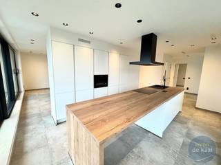 Volledig nieuw appartement op centrale ligging in Nieuwpoort. Het appartement bevat 3 slaapkamers en 2 badkamers. Ruime woonkamer en...