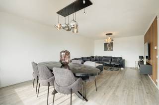 <p><strong>GOED ONDERHOUDEN EN INSTAPKLAAR APPARTEMENT MET TWEE SLAAPKAMERS, B-LABEL, CONFORME ELEKTRICITEIT EN APARTE GARAGE OP GEWILLIGE LOCATIE TE REKEM (LANAKEN)<br /></strong><br />Aan de rand van het gezellige Rekem, ter hoogte van de Steenweg 225, vinden we dit volledig gerenoveerde en instapklare appartement terug. Deze locatie staat garant voor een goede bereikbaarheid van de omliggende gemeentes Maasmechelen, Zutendaal en As. Ook de Nederlandse grens bevindt zich op een boogscheut waardoor deze locatie de ideale uitvalsbasis is voor iedereen die belang hecht aan een vlotte verbinding. Tevens zijn alle voorzieningen zoals supermarkten, apothekers, scholen en fitnisscentra allemaal gelegen binnen de 5 minuten wandelafstand.<br /><br />Je betreed het kleinschalige appartementgebouw via de gemeenschappelijke inkomhal die beschikt over zowel een trap als een lift. Het appartement bevindt zich op de eerste verdieping en kreeg een grondige update sinds de aankoop door de huidige eigenaar. Het appartement beschikt over een aparte inkomhal, waar zich tevens ook een apart gastentoilet bevindt. Rechtdoor bevind zich dan de gezellige woonruimte met volledig geïnstalleerde open keuken. De woonkamer kenmerkt zich door de natuurlijke lichtinval door de grote raampartijen. Vanuit de woonkamer krijg je ook toegang tot het gezellige terras aan de voorkant van het gebouw.<br /><br />Verder beschikt dit appartement over twee ruime slaapkamers, een aparte bergruimte met aansluiting voor de wasmachine en droogkast en de badkamer met ligbad en lavabo-meubel. Belangrijk aan het appartement is dat deze beschikt over een zeer gunstig EPC-label mede door de HR-beglazing in aluminiumprofielen en de nieuwde condenserende gas-ketel. Ook de elektrische installatie is conform.<br /><br />Als kers op de taart beschikt het appartement over een aparte kelderberging die dienst doet als extra stockageruimte en is er een individuele privé-garage op het perceel.<br /><br />Het appartement is op heden verhuurd voor een huurprijs van €750/maand en levert de eerste maanden een gunstig rendement op. Het appartement is dus zowel uiterst geschikt voor eigen bewoning, als dat deze geschikt is als verdere investering.<br /><br />Wie op zoek is naar een instapklaar en goed onderhouden appartement, is hier aan het juiste adres! <br />Meer info? Contacteer ons op 011 96 51 76 of mail naar info@momentumvastgoed.be!<strong><br /></strong></p>