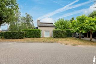 Op een <strong>uitstekende locatie</strong> nabij het centrum van <strong>Hoogstraten</strong>, in een <strong>doodlopende straat </strong>gelegen vrijstaande <strong>gelijkvloerse villa</strong> op ca. 1.030m². <br /><br /><span><strong>INDELING:</strong></span><br />- Inkomhal met gastentoilet <br />- Ruime living op<strong> parket</strong> met dubbelzijdige <strong>open haard</strong> en aansluitende veranda<br />- Vide in te richten naar wens<br />- <strong>Keuken</strong> <br />- Bijkeuken/ wasplaats<br />- 4 slaapkamers <br />- <strong>Dressing/ bureau/ bergruimte</strong><br />- Badkamer met ligbad, douche, twee wastafels en toilet<br />- Inpandige garage met sectionale poort<br /><br />Ruime <strong>tuin</strong> met 2 terrassen waarvan 1 overdekt en een tuinhuis.