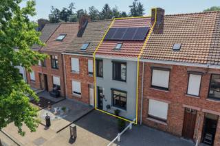 Kijkdag op zaterdag 22 augustus - op afspraak!<br />Energiezuinige en instapklare gesloten bebouwing op een centrale ligging in Sint-Andries, vlakbij winkels, scholen, zwembad en sportinfrastructuur. Deze woning op een perceel van 235 m² biedt een bewoonbare oppervlakte van 152 m² en combineert hedendaags comfort met een praktische indeling.<br />Op het gelijkvloers bevinden zich een inkomhal, een gezellige leefruimte met eetplaats, een ruime ingerichte keuken, een vernieuwde badkamer met inloopdouche, een veranda en een praktische wasruimte/bijkeuken met ingemaakte kasten. De eerste verdieping telt twee volwaardige slaapkamers, waaronder een ruime masterbedroom met ingebouwde kast. Op de zolderverdieping is er een derde slaapkamer/gastenkamer, een tussenhal en extra zolderberging.<br />De woning werd de voorbije jaren grondig vernieuwd met onder meer een nieuwe verwarmingsketel, 13 zonnepanelen, PVC-ramen met driedubbele beglazing, airco (warm/koud), elektrische rolluiken, nieuwe vloeren, binnendeuren en badkamer. Ook het plat dak en zadeldak werden vernieuwd, waarbij het zadeldak geïsoleerd werd. Dankzij het EPC-label B is dit een energiezuinige woonst.<br />Buiten geniet u van een zuidwestgerichte tuin met terras, overkapping en een stijlvol bijgebouw in Franse eik met pelletkachel, elektriciteit en distributie. Een comfortabele en verzorgde woning op een toplocatie! Ref. BR00387