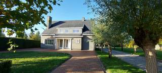 Dit prachtig pand is op zoek naar nieuwe bewoners! Deze woning heeft 4 slaapkamers, een inpandige garage en een prachtige tuin. De woning is gelegen in Desselgem en werd gerenoveerd in 2025. <br /><br />INDELING <br /><br />GELIJKVLOERS:<br />- authentieke inkomhal met vestiaire en gastentoilet <br />- ruime keuken met bijkeuken <br />- droge kelder ideaal voor stockage <br />- ruime leefruimte <br />- inpandige garage met doucheruimte <br />- badkamer <br />- grote tuin afgeschermd met draad en een haag <br /><br />1STE VERDIEP:<br />- nachthal <br />- 4 ruime slaapkamers <br />- toilet en lavabo <br />- dressing <br /><br />De snelste manier om een bezoek te brengen aan deze woning? Vraag je bezoek aan via de rode knop op onze website (www.dewaele.com) en je wordt gecontacteerd door één van onze verhuurexperts. Telefonisch kunnen er geen afspraken gemaakt worden. Bij andere vragen kun je ons telefonisch contacteren via 056 605 605.