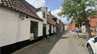 <strong>Charmante en karaktervolle</strong> <strong>stadswoning </strong>( samenvoeging van 2 godshuisjes nr. 22 en 24 ) met <strong>ruim TERRAS</strong> op een interessante ligging in het centrum van Brugge, vlakbij de Langestraat en alle modaliteiten die de Brugse binnenstad te bieden heeft ( Cultuur, shopping en gastronomie ). Beleef een unieke Brugse woonervaring in een uniek pand met authentieke stijlelementen! <br />+ Uitstekende mobiscore 9,1 op 10!<br /><br />Omvat een inkom, living, keuken, 2 slaapkamers, badkamer met douche, een ruim terras met 2 buitenbergingen.<br />#leukwonen #brugge<br /><br />Beschikbaar Onmiddellijk vrij !