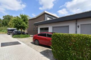 Ruime, op te frissen woning die wooncomfort combineert met professionele mogelijkheden. Het woongedeelte kan, indien gewenst, perfect...