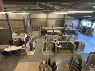 Ruime bungalow met handelspand — instapklaar, multifunctioneel.Handelspand (625 m²)•Grote opslaghal: 500 m² (25 x 20 m).•Inpandig bijkomend...