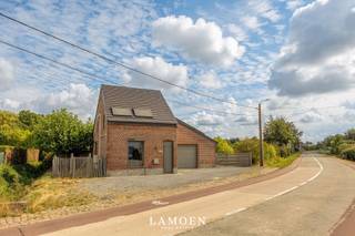 <p>Op een geweldige locatie in het groene Sint-Katelijne-Waver vinden we deze energiezuinige, vrijstaande woning.</p><p>De ruime woonkamer en de open keuken staan in direct contact met de tuin. Van hieruit kijkt u over de achterliggende weilanden en op de uitzonderlijk mooie treurwilg.<br />Via de gang komen we dan in de eerste ruime slaapkamer, ook met uitzicht over de tuin.<br />Daarnaast hebben we de volledig uitgeruste badkamer: ligbad, douche, toilet en dubbele wastafel zijn aanwezig. Hierdoor kunnen u en uw gezin genieten van alle comfort. Boven vinden we vervolgens drie volwaardige slaapkamers .<br />Tot slot geniet het pand nog van een ruime inpandige garage, waar u verschillende richtingen mee uit kan.</p><p>De ruime tuin voorziet nog een extra garage, die eventueel ook als hobbyruimte kan dienen. Het mooie prieel is daarnaast uitermate geschikt om te genieten van de groene omgeving: er is zelfs een ruimte voorzien voor diertjes.</p><p>Alle troeven op een rijtje:<br />- Ruime woning met 4 slaapkamers<br />- Gunstig EPC: 27 zonnepanelen, thuisbatterij en een warmtepomp<br />- Geweldige tuin in groene omgeving<br />- Dichtbij de R6 waardoor u in no-time in Mechelen, Antwerpen of Brussel bent.</p><p>Bekijk zeker de virtuele rondleiding!</p><p>Interesse in dit pand of benieuwd naar onze verkoopstrategie voor uw woning? Plan zeker een afspraak in via info@lamoen.net of 03 375 60 99 <br />Bodemattest, Asbestattest, Keuringen aanwezig. Stedenbouwkundige info beschikbaar. Geen herstelvordering opgenomen in het maatregelenregister. Overstromingsgevoeligheid: P- score D en G-score D. </p>