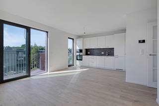 <p><span>Te huur: modern nieuwbouw appartement in Duffel, gelegen aan de Stationsstraat op de stadsrand en op wandelafstand van het treinstation.</span></p><p><br /></p><p><br /></p><p><br /></p><p><span>Dit lichtrijke appartement combineert wooncomfort met een praktische ligging. Dankzij de grote ramen geniet u van veel natuurlijke lichtinval. De nieuwbouwafwerking zorgt voor een frisse uitstraling en energiezuinige voorzieningen. Bovendien beschikt het appartement over een eigen parkeerplaats, wat een grote troef is in deze buurt.</span></p><p><br /></p><p><span><span></span>Interesse?</span></p><p><span>Druk op de knop &quot;Neem contact op&quot; daarna ontvangt u een mail. Gelieve de stappen in deze mail te volgen om u kandidaat te stellen.</span></p><p><br /></p><p><span>JOUW DROOMAPPARTEMENT. ZO GEVONDEN!</span></p>