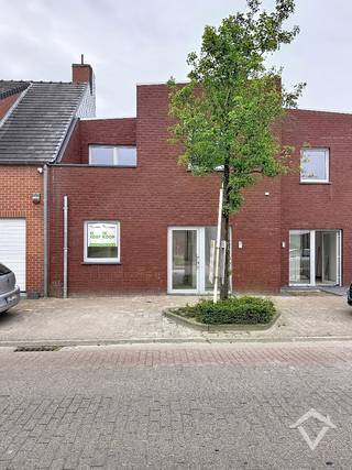 Deze prachtige woning is gelegen in het rustige Ichtegem en beschikt over een tuin en een gezellig terras waar je heerlijk kunt genieten van de buitenlucht. De woning is voorzien van een garage waar je uw auto veilig kunt parkeren.<br /><br />Indeling gelijkvloers: Inkom - toilet - woonkamer - berging - keuken - tuin - terras en afzonderlijke garage.<br /><br />Indeling eerste verdieping: nachthal - badkamer - 3 slaapkamers - terras - toilet<br /><br />EPC: woning in aanbouw <br /><br />Prijzen zijn exclusief aansluitingskosten, exclusief kosten EPB en opmetingskosten, exclusief registratierechten op de grondwaarde en exclusief BTW op de constructiewaarde. <br /><br />6% BTW mogelijk indien voldaan aan de voorwaarden.
