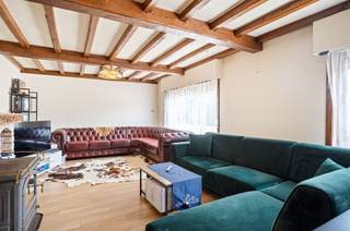 <p><span>Laagbouwvilla met functionele indeling, vlot toegankelijk met alle woonvertrekken op het gelijkvloers, gunstig gelegen te Putte.</span></p><p><span>Met een bewoonbare oppervlakte van 172m², en gelegen op een perceel van 668m², biedt deze woning al het comfort dat u zoekt. </span></p><p><span> </span></p><p><span>Bij binnenkomst betreedt u de ruime inkomhal om u vervolgens te verwelkomen in een lichtrijke en karaktervolle leefruimte. De grote raampartijen in de woonkamer zorgen voor overvloedig natuurlijk licht en een prachtig uitzicht op de groene omgeving. Aansluitend aan de woonkamer is de leefkeuken te bereiken. De keuken is ruim opgezet en biedt alle voorzieningen die u nodig heeft. De woning is uitermate praktisch ingedeeld waarbij de nachthal toegang geeft tot 2 slaapkamers, een badkamer en een berging. Parkeergelegenheid is ruimschoots voorzien op de oprit en in de garage. Stockage is mogelijk in verscheidene bergruimtes, alsook in de garage en op zolder. De ruime zolderverdieping kan, indien gewenst, afgewerkt worden en ingericht worden tot meerdere kamers. Indien u niet binnen wilt vertoeven, kan u heerlijk tot rust komen in de aangename en onderhoudsvriendelijke tuin met een ruim terras. </span></p><p><span> </span></p><p><span>Kom de troeven van deze woonst ter plaatse ontdekken en maak een afspraak: 015/755 444 of <span>info@immovercammen.be</span></span><span> </span></p><p><span> </span></p>